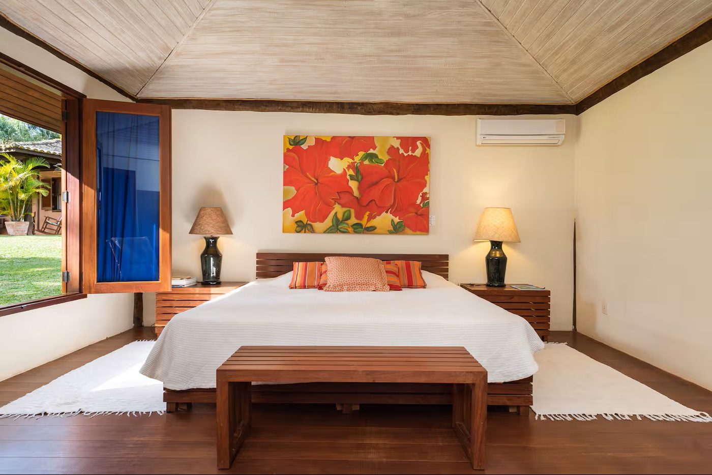 Suíte principal com quadro de hibiscos